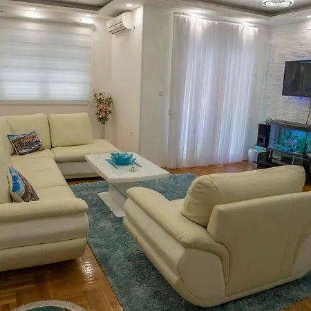 Queen 1 Apartment *