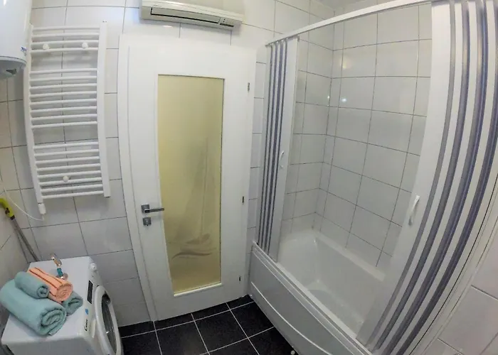 Queen 1 * 特雷比涅